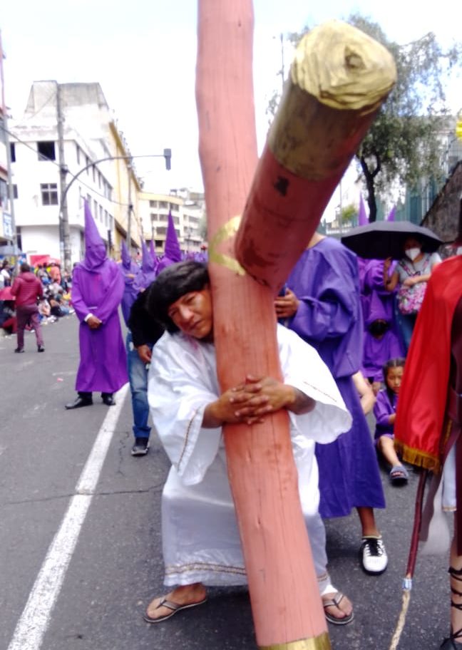 Penitencias con pesadas cruces y flagelaciones por el Jesús del Gran Poder en Quito