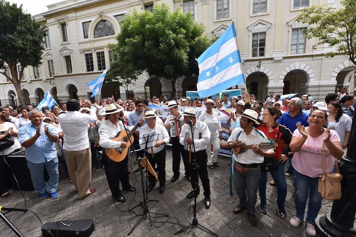 Guayaquil celebra sus fiestas con conciertos y ferias