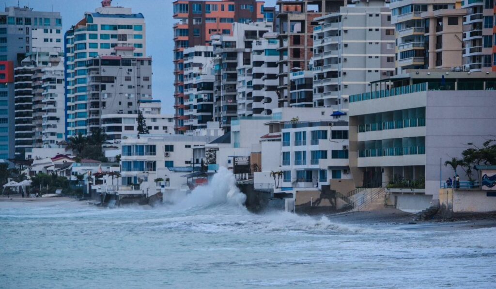 fuerte oleaje en playas ecuatorianas