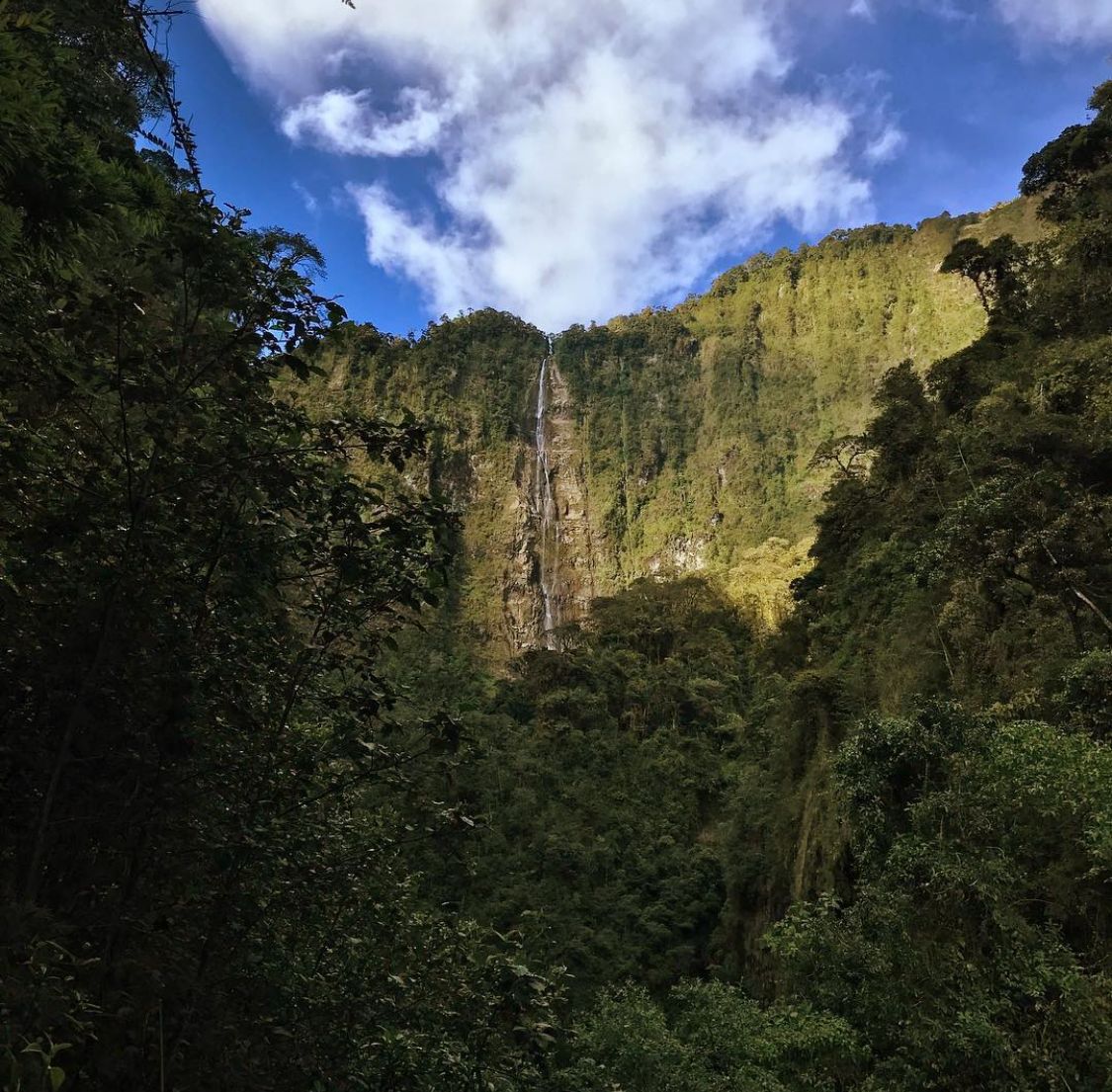 La cascada Ojo del Fantasma se forma con aguas del volcán Tungurahua; hay espacios para renovar energías