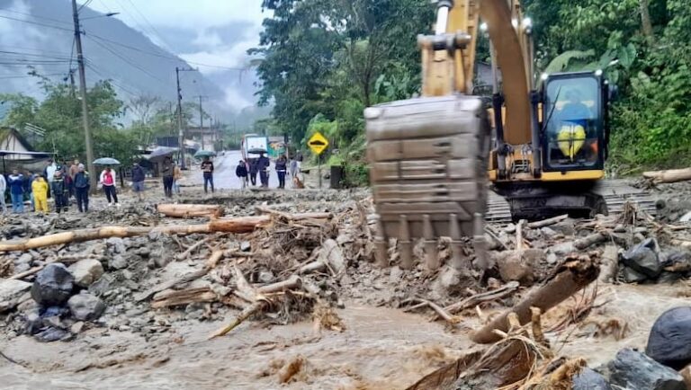 Intensas lluvias y caída de nieve en Ecuador afecta al sector turístico; 11 vías cortadas, 6 muertos, daños en complejo