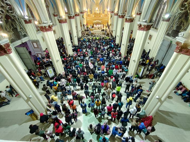 La Virgen de El Cisne sale en su romería anual con estricto plan de seguridad y acompañada de miles de peregrinos