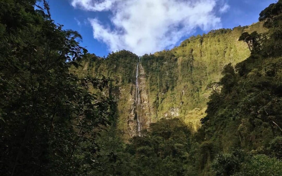 La cascada Ojo del Fantasma se forma con aguas del volcán Tungurahua; hay espacios para renovar energías