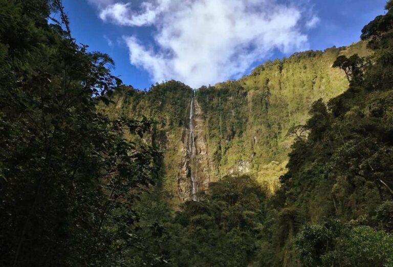 La cascada Ojo del Fantasma se forma con aguas del volcán Tungurahua; hay espacios para renovar energías