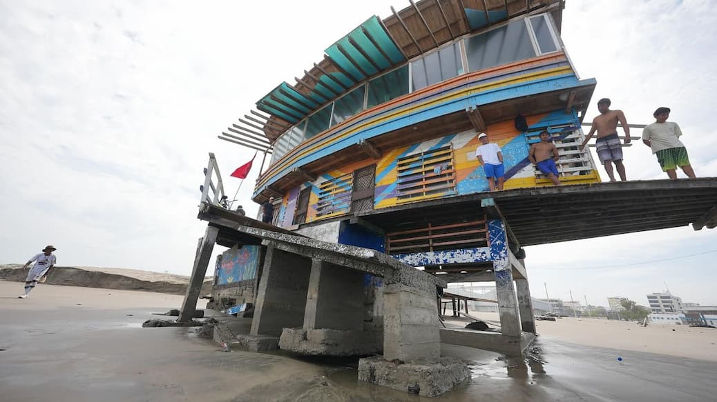 Oleajes en Ecuador afectan a 9 balnearios costeros; grandes olas llegan hasta en el feriado de Año Nuevo