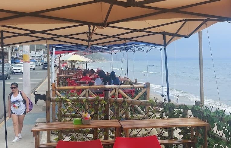 Los oleajes 'borran' los balcones del malecón de Crucita; ánimo, La Bella, que todo irá mejor en los feriados de 2025